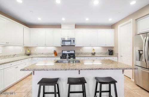 3204 Lisbon Ln, Oxnard CA 93036-7623 exterior