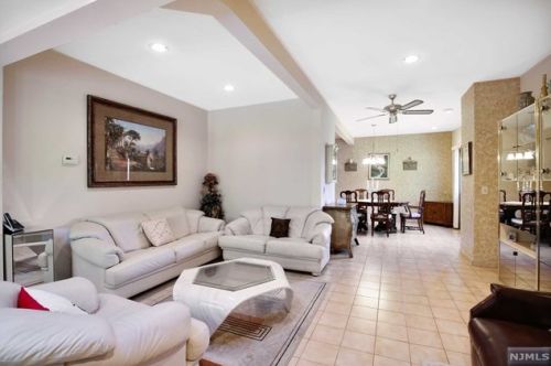 236 Gilbert Ave, Elmwood Park NJ  07407-2813 exterior