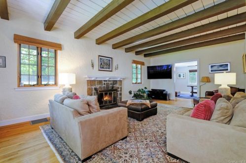 8 Parkway, Mount Vernon NY  10552-1219 exterior