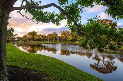 686 Katemore Ln, Naples, FL 34108-7521