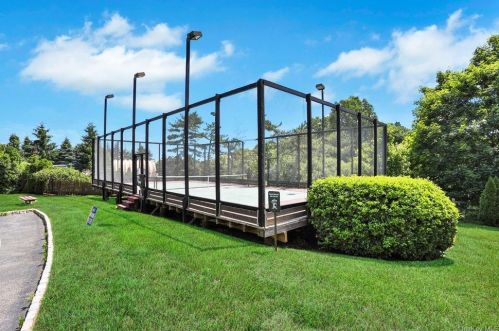 152 Brush Hollow Cres, Rye Brook NY  10573-1624 exterior