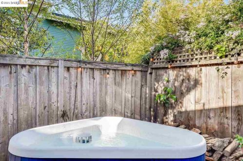 5912 Fremont St, Oakland CA 94608-2217 exterior