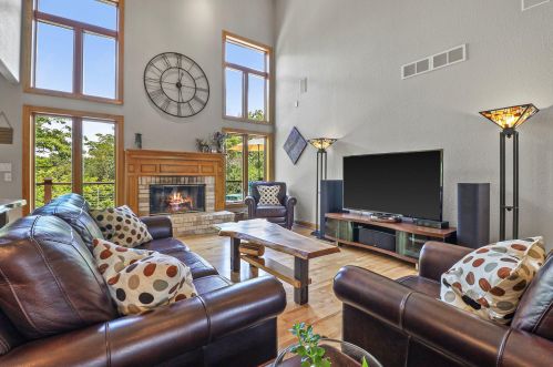 738 River Reserve Dr, Chenequa, WI 53029-2906