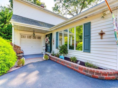 34 Morris Ave, West Islip, NY 11795-1742
