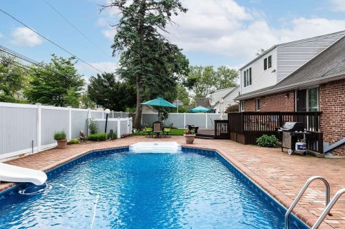 18 Reed Ln, Westbury NY  11590-1943 exterior