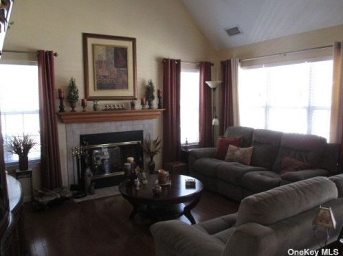 69 Mowbray St, Canaan Lake NY  11772-2113 exterior