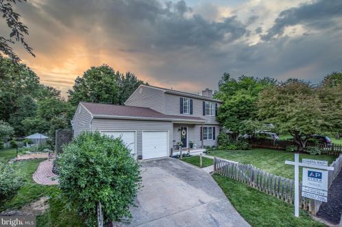 34 Church St, Lovettsville, VA 20180-8528