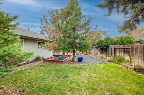 1390 Arlington Dr, Chico CA  95926-1556 exterior