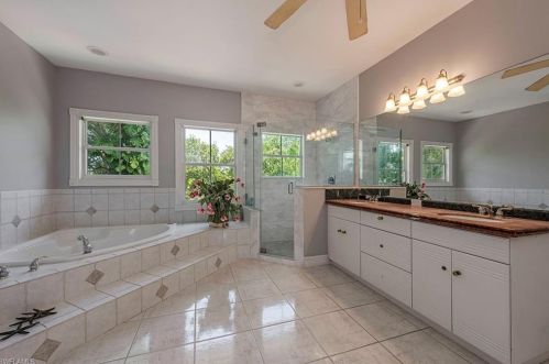 9422 Vanderbilt Dr, Naples FL  34108-2309 exterior