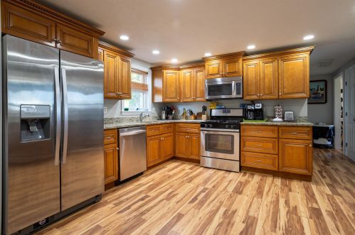 10 Maple Ridge Rd, Seabrook, NH 03874-4164