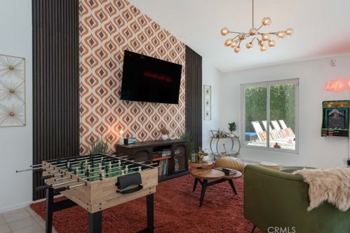 3670 Mesquite Ave, Palm Springs CA  92264-3400 exterior