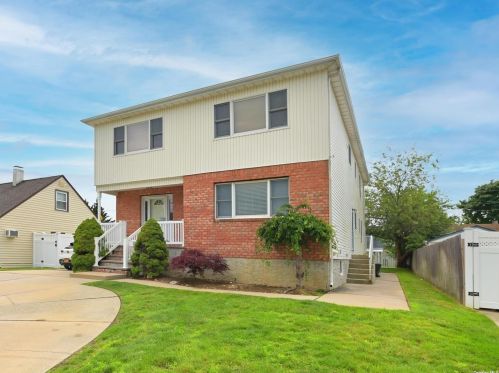 1428 Harding St, North Bellmore, NY 11710-2714