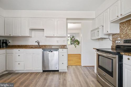 123 Davis Ave, Leesburg VA 20175-3405 exterior