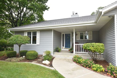 410 Crescent Ln, Thiensville, WI 53092-1347