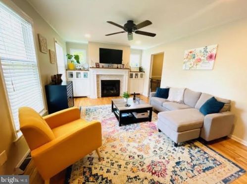 568 Pioneer Cir, Harleysville, PA 19438-1727