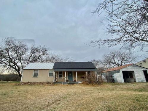 404 Church St, Saint Jo, TX 76265-2081
