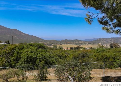 1529 Montecito Vis, Alpine CA  91901-2317 exterior