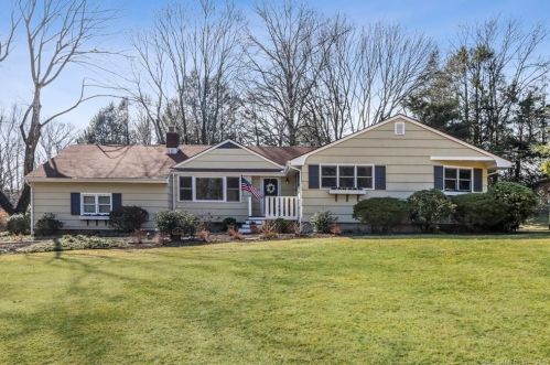7 Round Ridge Trl, Bridgeport, CT 06611-4031