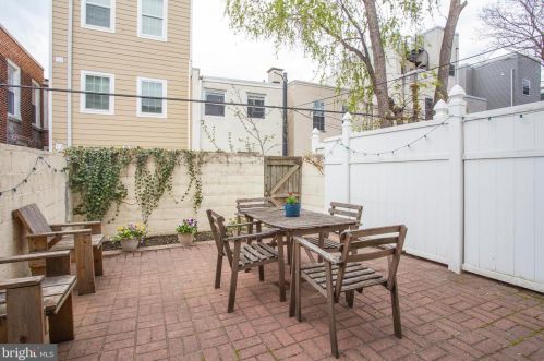 2219 Carpenter St, Philadelphia PA 19146-2517 exterior