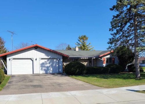 126 Leonard Ave, Juneau, WI 53039-1005