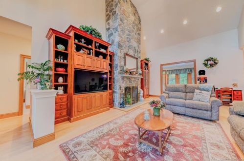 223 Castlewood Dr, Kensington CT  06037-2951 exterior