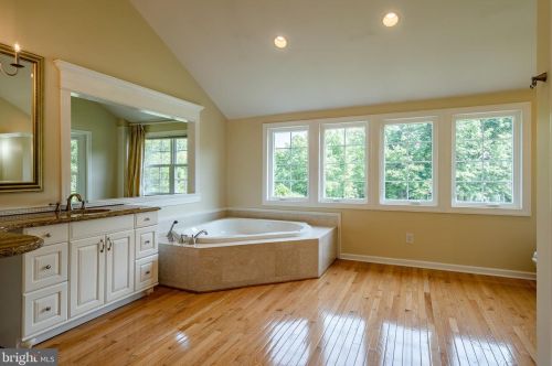 1042 Charter Oaks Dr, Lansdale PA exterior