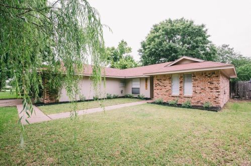 2705 Chebi Ln, Denton, TX 76209-1527