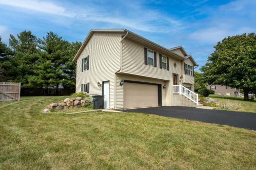 1438 Bea Ann Dr, Dodgeville WI  53533-8963 exterior