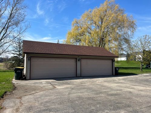 167 Paradise Dr, West Bend WI  53095-5163 exterior