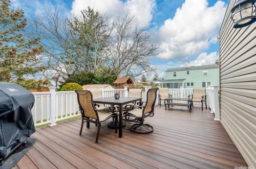 372 5 St, North Lindenhurst NY 11757-1149 exterior