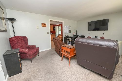 17 English Range Rd, Derry NH 03038-5323 exterior