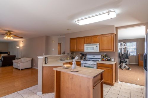 2070 Carousel Dr, Hollister CA  95023-5665 exterior