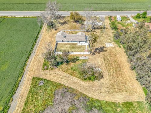 855 Mount Whitney Ave, Laton CA  93242-9724 exterior