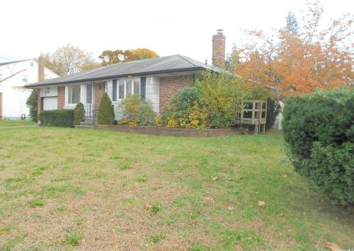 49 Pebble Ln, Deer Park, NY 11729-6228
