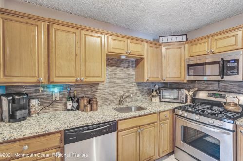 1706 Dahlia Ct, Jackson Twp NJ  08527-4133 exterior