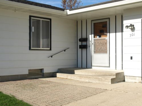 301 Holly Ln, Mankato, MN 56001-5422