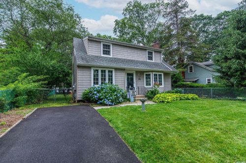 305 9th Ave, Elwood NY  11731-2127 exterior