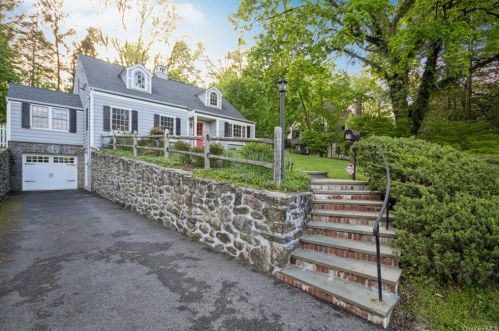 24 Iroquois Rd, Pleasantville, NY 10570-2312