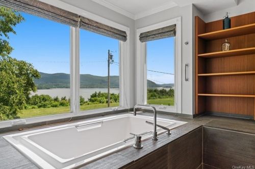 10 Bay View Ter, Newburgh NY  12550-6002 exterior