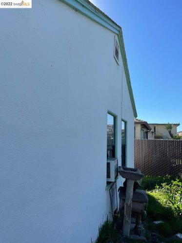 971 76, Oakland CA 94605-2807 exterior