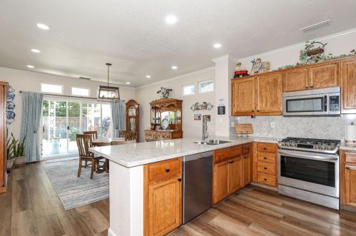 3387 Four Seasons Dr, Turlock CA  95382-9713 exterior