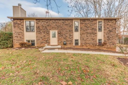 1211 Woodshire Dr, Knoxville, TN 37922-5653