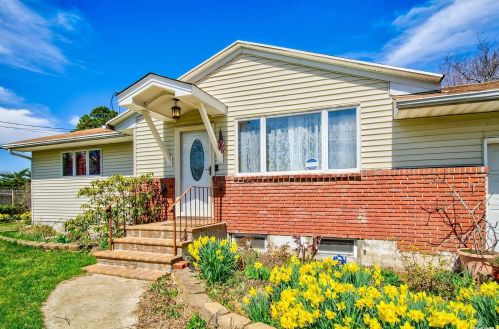 71 Massachusetts Ave, Bayshore, NY 11706-2505