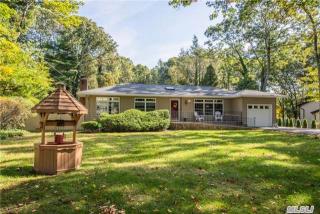 27 Winston Dr, Smithtown, NY 11787-3902