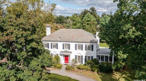 22 Birchwood Ln, Great Neck, NY 11024-1719