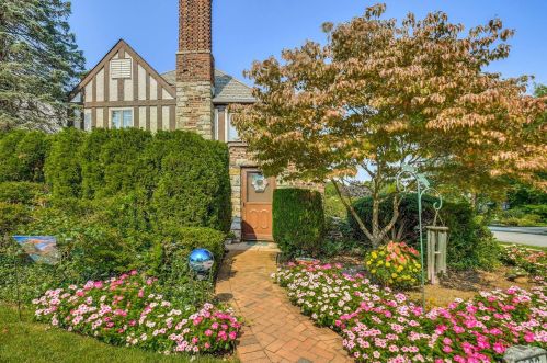 103 Strathmore Ln, Rockville Centre, NY 11570-1850