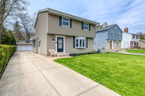 5825 42nd St, Milwaukee, WI 53221-3927