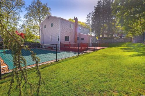 32 Maryland St, Huntington Station NY 11746-6945 exterior