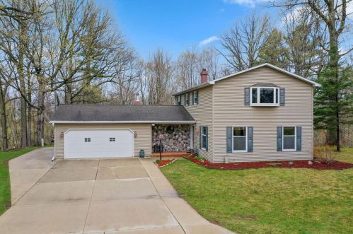 2555 Little Creek Ln, Green Bay, WI 54311-6715