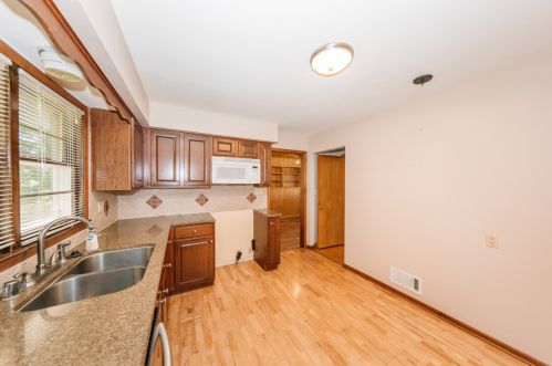 9616 Greenview Ln, Thiensville WI  exterior